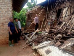 Bhabinkamtibmas Dampingi Penyerahan Bantuan Lansia Korban Rumah Roboh