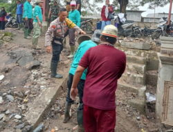 Gabungan TNI-Polri Turun Langsung ke Lapangan Bersihkan Sisa Lumpur Akibat Banjir