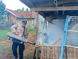 Bhabinkamtibmas Polsek Trimurjo, Bersinergi dengan Bhabinsa dari Koramil Lakukan Fogging Cegah DBD