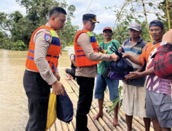 Kapolres Lampung Timur, AKBP Benny Prasetya, Menyalurkan Bantuan Sembako Kepada Warga Terdampak Banjir