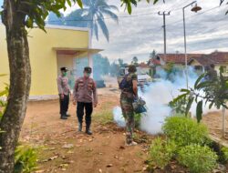 Polsek Tegineneng dan Aparatur Desa Gerning Lakukan Fogging Massal Karena DBD Merebak