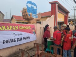 Polsek Jati Agung Bagikan Sarapan Gratis untuk Masyarakat