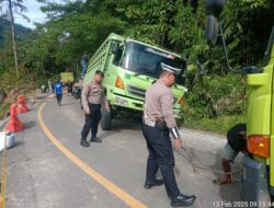 Evakuasi Kendaraan Fuso yang Terperosok di Jalan Raya pada KM 22 Pekon Kubu Perahu