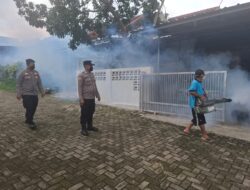 Polsek Natar Sambangi Warga Desa Hajimena dan Dampingi Fogging Cegah DBD