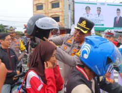 Polisi Bagikan Helm dan Bingkisan Kepada Pengendara Tertib di Bandar Lampung