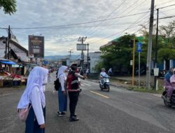 Sat Samapta Polres Pesisir Barat Pengamanan dan Pengaturan Lalu Lintas di Titik Rawan Kepadatan Kendaraan