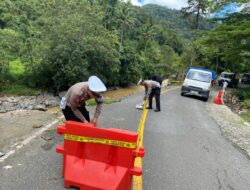 Satuan Lalu Linntas Polres Lambar Lakukan Pemasangan Rambu