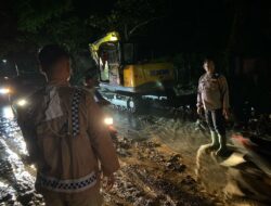 Polisi di Bandar Lampung Diterjunkan Bantu Bersihkan Material Batu dan Tanah Longsor di jalan RE Martadinata