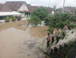 Polsek Sukadana dan Koramil 429-05/Sukadana Monitoring Banjir