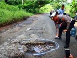Satlantas Polresta Bandar Lampung Tandai Jalan Rusak dan Berlubang