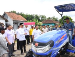 Bupati Novriwan Dampingi Anggota DPR RI serahkan Alsintan, Berharap Bisa Dimanfaatkan Untuk Tingkatkan Hasil Pertanian