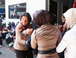 Polisi Sigap Bantu Evakuasi Peserta Aksi Bela Palestina Yang Jatuh Pingsan