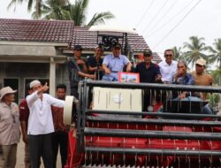 Bupati Parosil Salurkan Bantuan Alat Pertanian Untuk Kelompok Tani di BNS