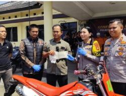 Kapolres Lampung Timur Serahkan Sepeda Motor Pada Korban Pencurian