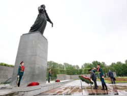 Dalam Kunjungan Resmi Ke Federasi Rusia, Presiden Prabowo Subianto Letakkan Karangan Bunga di Piskarovskoye Memorial