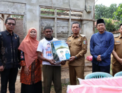 Bupati Pringsewu Didampingi Ketu TP-PKK Tinjau Lokasi Terdampak Puting Beliung dan Serahkan Bantuan kepada Warga