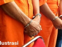 Polisi Membawa Paksa 2 Pelaku Kejahatan Diduga Terlibat Aksi Pencurian Di Lampung Timur