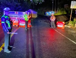 Jalan Amblas, Sat Lantas Polres Lampung Barat Penyekatan Kendaraan Roda 6 ke Atas di Jalur Liwa–Krui