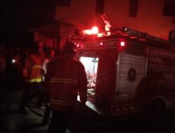 Gerak Cepat Polres Pesawaran Bersama TNI dan Warga Padamkan Kebakaran Rumah Warga