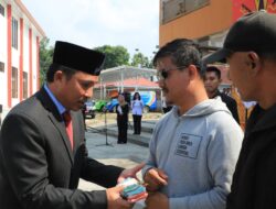 Bupati Lampung Barat Serahkan Uang 10 Juta Kepada Warga Balik Bukit Mengalami Penyakit Mata