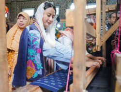 Wamendag Dyah Roro Sampaikan Perlu Memahami Preferensi Konsumen Negara Tujuan Ekspor, Pada Kunjungi UMKM Tenun Medali Mas di Kediri