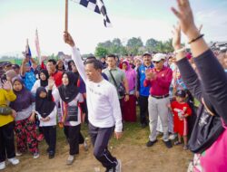 Bupati Pringsewu H. Riyanto Pamungkas Hadiri dan Lepas Peserta Jalan Sehat HUT ke-80 RI di Pringsewu Selatan