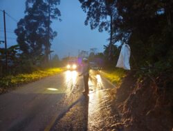 Sat Lantas Polres Lampung Barat Lakukan Pengamanan Jalan Longsor