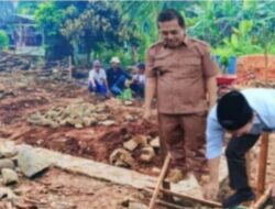 Anggota DPRD Lamsel Agus Hartono Lakukan Peletakan Batu Pertama Program Bedah Rumah di Desa Budi Daya