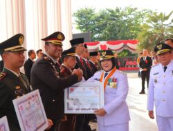 Wali Kota Bandar Lampung Eva Dwiana Memberi Penghargaan Kepada Kapolresta Bandar Lampung