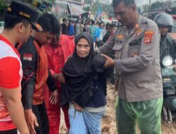 Polisi Bantu Warga Terdampak Banjir dan Tanah Longsor