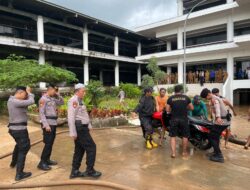 Respon Cepat Polres Pesisir Barat Tanggulangi Banjir