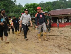 Bupati Lambar Parosil Tinjau Lokasi Banjir Sembari Salurkan Bantuan