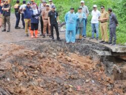 Bupati Parosil Mabsus Tinjau Jalan Liwa – Hanakau Yang Putus Akibat Longsor