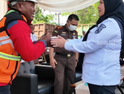 Walikota Hadiahkan Umroh Gratis Bagi Salah Satu Pekerja Alat Berat