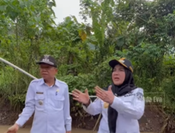 Eva Dwiana Tinjau Langsung Perbaikan Tanggul Jebol