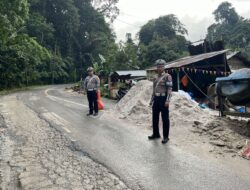 Polres Lampung Barat Lakukan Penyekatan Kendaraan di Titik Longsor Jalan Lintas Liwa–Krui