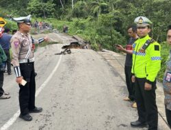 Sat Lantas Polres Lampung Barat Lakukan Penyekatan Kendaraan Jalan Longsor dan Amblas