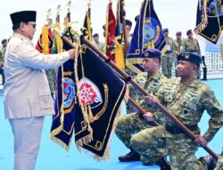 Presiden Prabowo Anugerahkan Tanda Kehormatan Pada Acara Presidential Inspection di KRI Radjiman