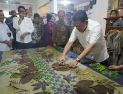 Menteri Perdagangan Budi Santoso Kunjungi UMKM Namira Ecoprint di Surabaya