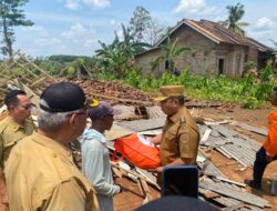 Wabup Antonius Tinjau Lokasi Bencana Puting Beliung di Trimulyo