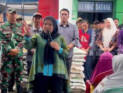 Walikota Eva Dwiana Serahkan Bantuan Beras dan Minyak ke 126 Kelurahan di Bandar Lampung