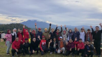 Bupati Parosil Dampingi Ketua DPD PDI Perjuangan Lampung Winarti Berkunjung ke Wisata Gerbang Langit