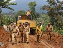Bupati Parosil Mabsus Tinjau Langsung Progres Pembangun Pembukaan Badan Jalan Menuju Lokasi Geothermal