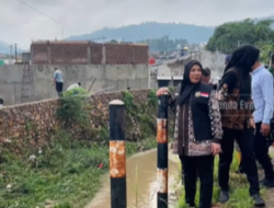 Walikota Eva Dwiana Tinjau Langsung Lokasi Banjir di Campang Raya Kecamatan Sukabumi
