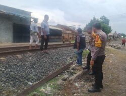 Polisi Datangi TKP Pria Tewas Terserempet Kereta Babaranjang