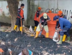 Walikota Eva Dwiana Turun Langsung Pastikan Normalisasi Gorong – Gorong Panjang Dilakukan Maksimal