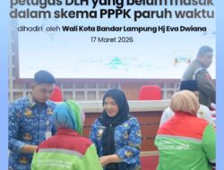 Walikota Eva Dwiana Serahkan THR Kepada Petugas DLH yang Belum Masuk Skema P3K Paruh Waktu