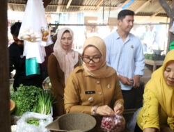 H-10 Lebaran, Bupati Lamtim Ela Siti Nuryamah Cek Harga Sembako di Pasar Sukadana