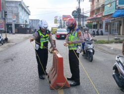 Satlantas Polres Pringsewu Mulai Bongkar Barrier Pembatas Jalan
