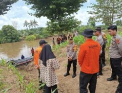 Polisi dan BPBD Way Kanan Masih Melakukan Pencarian, Diduga 2 Orang Hanyut Terbawa Arus Sungai